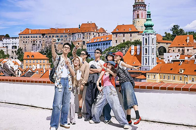Návrat turistů z Číny? Do Prahy i Českého Krumlova je láká veleúspěšná reality show