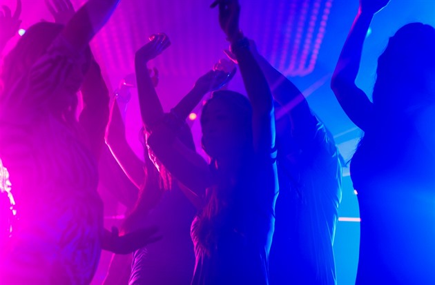 Navštívil diskotéku a zkolaboval, policisté muže resuscitovali neúspěšně