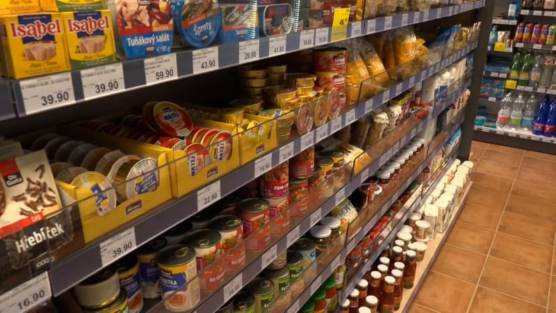 Soumrak nad vesnickými krámky: Neuživí se a krachují. Nadějí jsou samoobsluhy s čipy