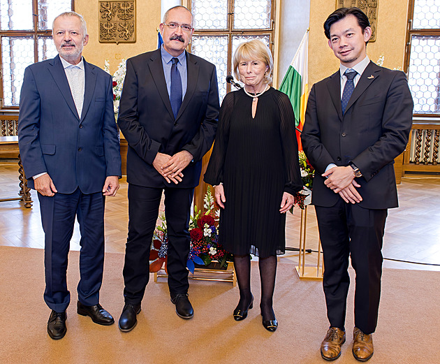 Lékař, pedagogové i dirigent. Plzeň ocenila významné osobnosti města