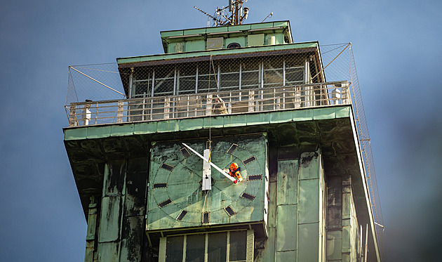Ostrava po půl století renovuje ručičky hodin na radniční věži. Opět budou svítit