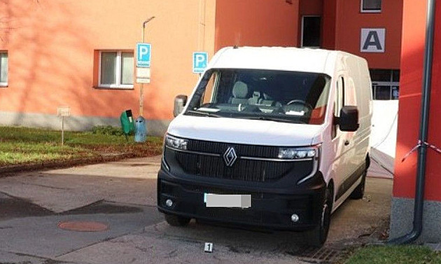 Couvající dodávka v areálu nemocnice srazila seniora, zpod vozu ho vytáhli už mrtvého