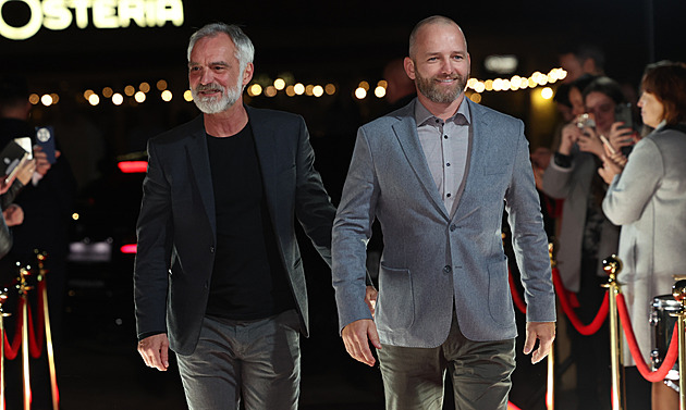 Filmové hvězdy i parahokejisté. Premiéra filmu Neporazitelní rozzářila Dolní Vítkovice