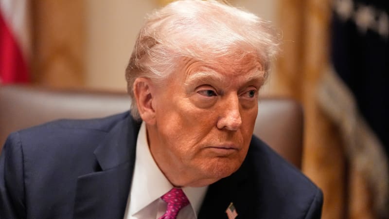 Trump chce po BBC omluvu a odškodnění za „zmasakrovaný“ projev. Jinak ji zažaluje o miliardu 