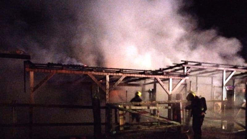Tragický požár stájí na Chomutovsku: Jeden z koní nepřežil. Škoda čtvrt milionu
