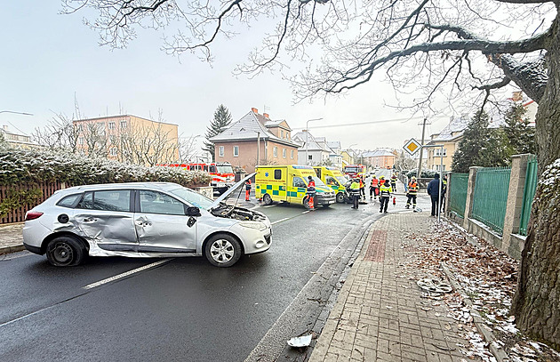 Auto se střetlo s houkající sanitkou, pak srazilo děti na chodníku. Šest zraněných