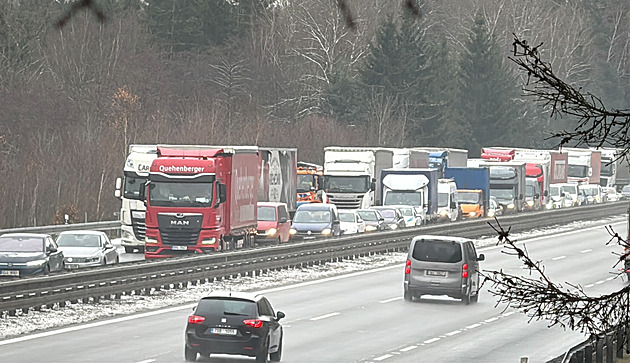 Česko zasypal sníh. Na silnicích se tvoří ledovka, D1 kvůli kamionům kolabovala