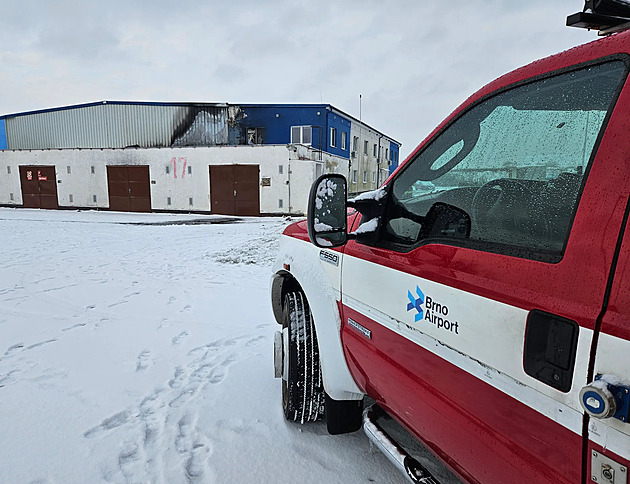 Škodu při požáru na letišti v Brně hasiči odhadli na 20 milionů, příčinu zjišťují