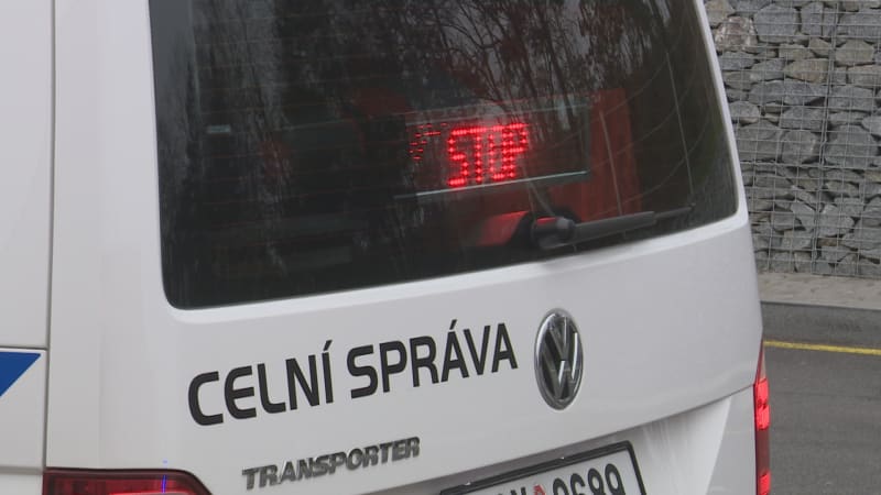 Muž měl v autě milion v bankovkách. Celníci mu je zabavili, hrozí mu obří pokuta