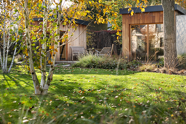 Zahrada s bazénem, fitkem a ořešáky si užívá barev i struktur celoročně