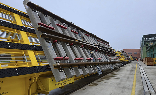 Prostějovské strojírny posílají první výhybky pro rychlotrať i okruh ve Velimi