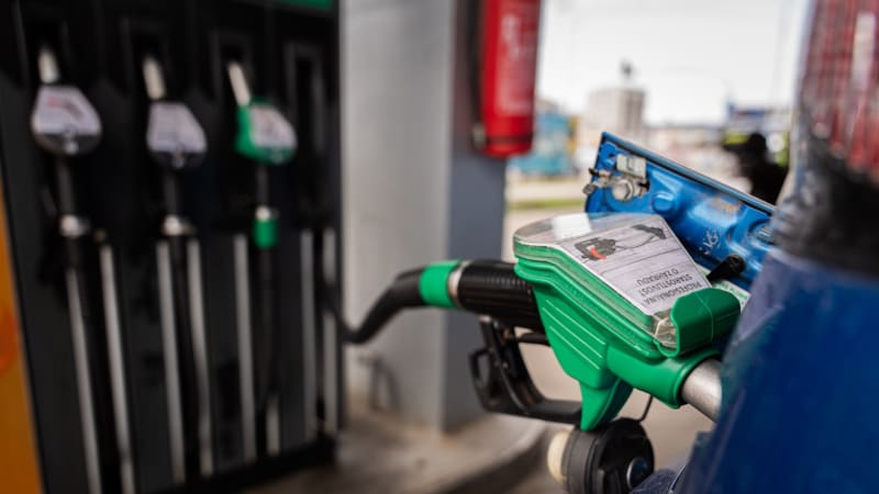 Ceny pohonných hmot šly dolů. Benzin Češi tankují nejlevněji od srpna