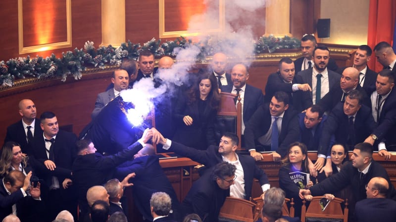 Vřava v albánském parlamentu: Politici se bili s ochrankou, hořely světlice a létaly lahve