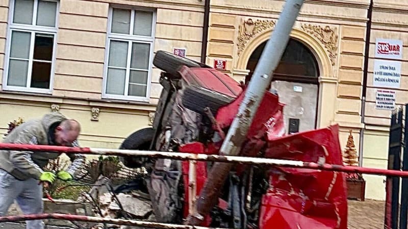 Opilý řidič zbořil plot pražské školy. Auto kompletně sešrotoval, skončil v nemocnici