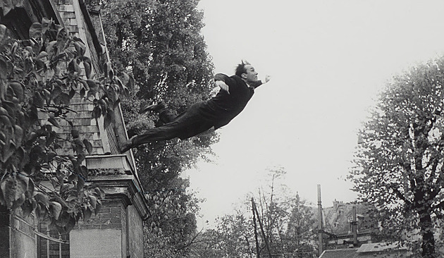 Skočil do prázdna a oklamal celou Paříž. Fotografický trik léta halila přísaha mlčení