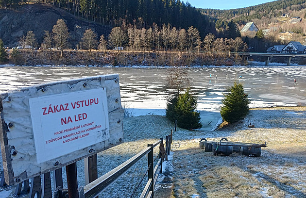 Žena bruslila s kočárkem na Labské přehradě, policie varuje před nebezpečím