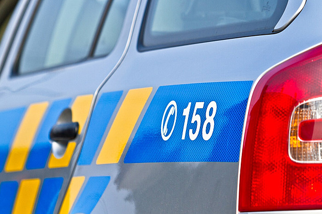 Fatální nehoda mladého řidiče. Narazil do jiného auta a přes svodidla sjel do řeky