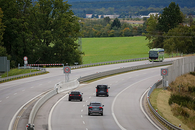 Stát očekává, že za letošní rok vybere na dálničních známkách téměř 8,5 miliardy korun