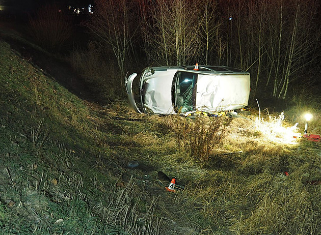 Auto se při nehodě skutálelo ze svahu, nepřipoutaná žena vypadla ven