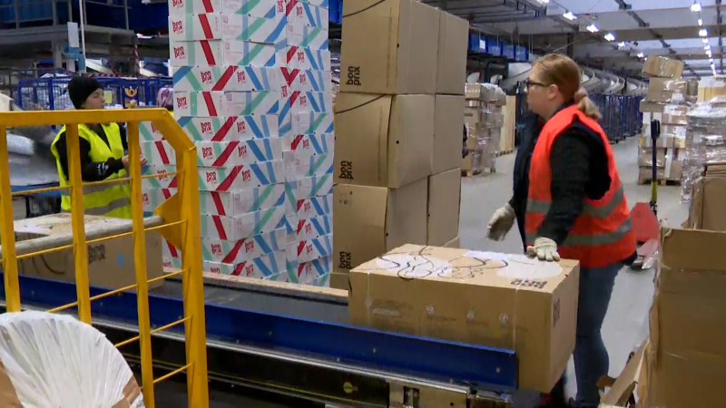 Dárky pod stromeček nedorazily včas? Žádejte slevu či vrácení peněz, radí experti