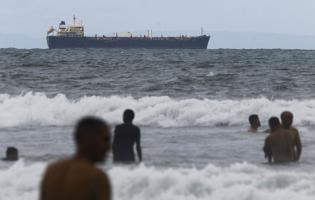 Údery ve Venezuele poničily přístav, na ropu nemířily. Experti nemají obavy o ceny