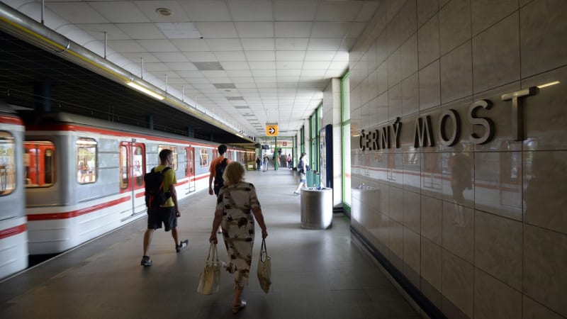 Část pražského metra byla přes hodinu mimo provoz. Příčinou byl výpadek proudu