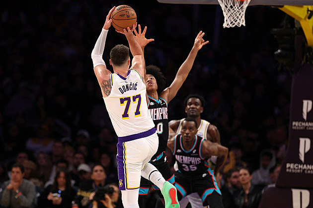 Booker trojkou v poslední sekundě zařídil výhru nad lídrem NBA, Dončič zase v ráži