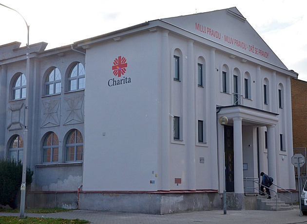 Mrazivé počasí plní noclehárny v Ostravě, bezdomovci spí i na židli