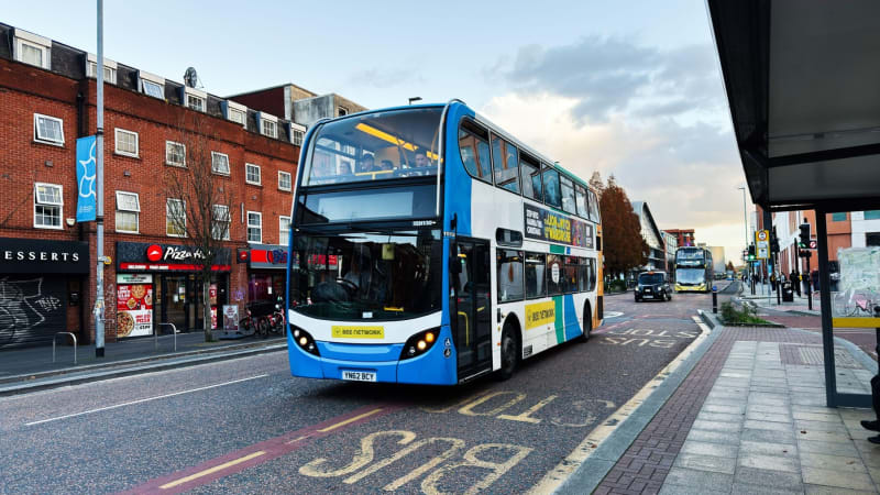 Tři školáci v Británii vypadli z dvoupatrového busu. Možná si ponesou následky po celý život