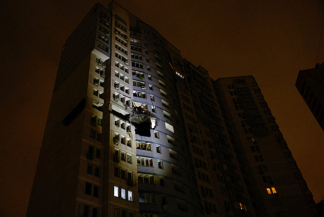 Rusové zaútočili drony na Kyjev. Zasáhli několik bytových domů, čtyři lidé zemřeli