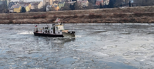 VIDEO: Mimořádná podívaná. Říční ledoborec na Labi rozbíjí zmrzlou krustu