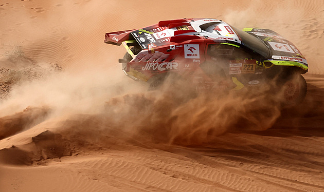 Prokop i motocyklista Engel si v sedmé etapě Dakaru mírně polepšili