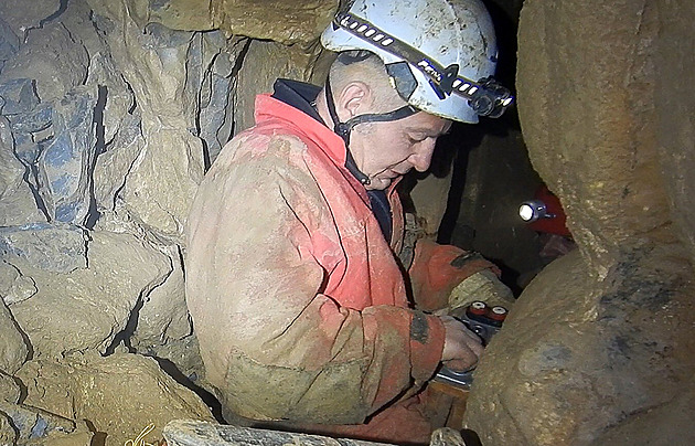 Nesměla se narušit stabilita, rizikem byly i zplodiny. Střelmistr líčí zásah v jeskyni