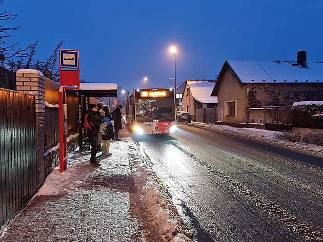 V okolí Prahy nejezdí řada spojů. Hrozily úrazy, někteří chodci nazuli nesmeky