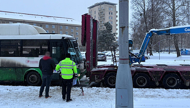 V Havířově na zasněžené silnici boural autobus plný dětí, vyvázly potlučené