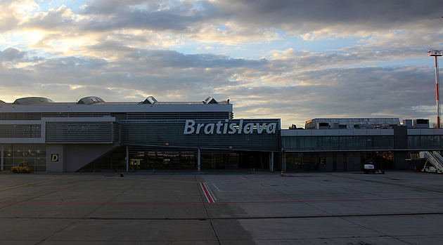 Ledovka komplikovala dopravu v Evropě, některá letiště přerušila provoz