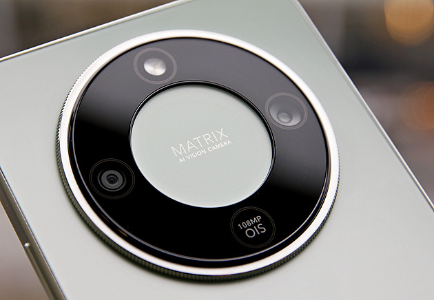 Ten telefon budete chtít kvůli baterce. A nezklame ani výbava, ani cena