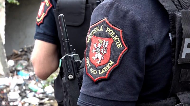 Namol opilá matka se ve škole v Ústí dožadovala svých dětí, pak se začala bodat klíči do krku