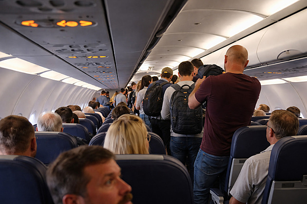 Vstáváte hned po přistání letadla? Pro ostatní jste „vši“, hrozí vám pokuta