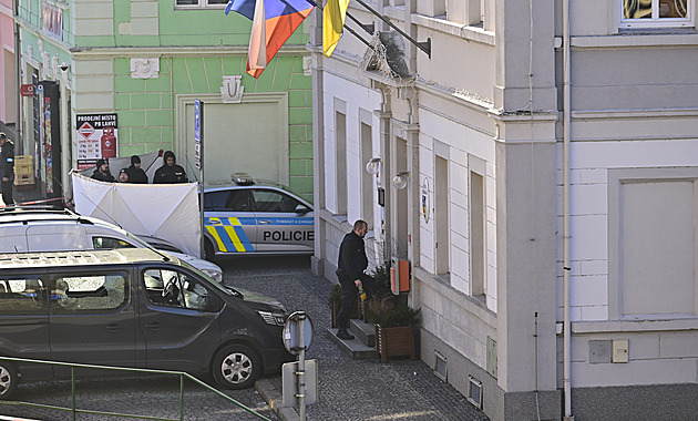 Dva mrtví a šest zraněných po střelbě na úřadě. Útočil narkoman, tvrdí místní
