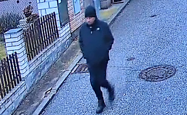 Maskovaný lupič mířil na prodavačku v trafice zbraní, ze strachu mu dala peníze