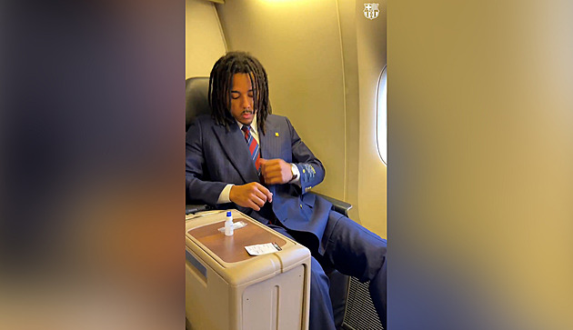 Barcelona dorazila do Prahy v luxusu. Hráči přiletěli v oblecích za statisíce