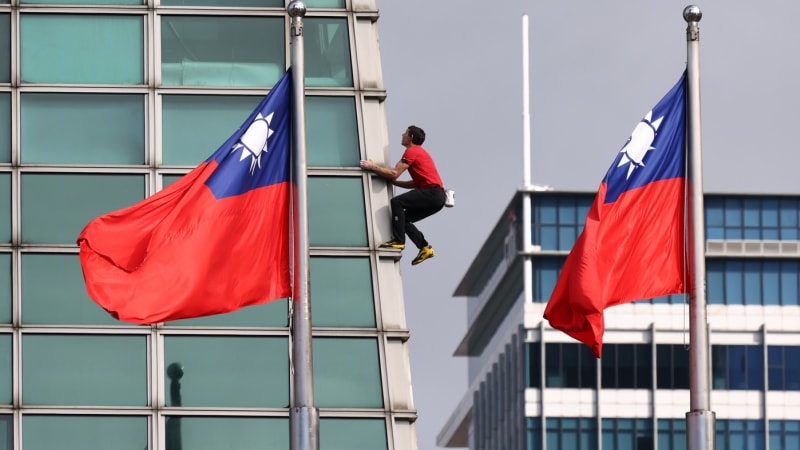 Bez jištění a v přímém přenosu. Americký horolezec zdolal jeden z nejvyšších mrakodrapů světa