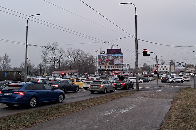 Za hodinu projelo u výstaviště na žlutou či červenou sto řidičů, brzy to bude za pokutu