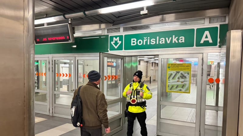 Do kolejiště metra spadl ve stanici Bořislavka člověk. Na místě zemřel