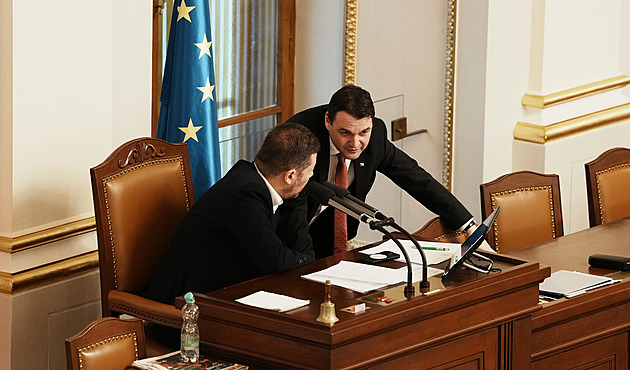 Macinka dorazil na jednání o  nedůvěře, právě když ho kritizoval jeho předchůdce