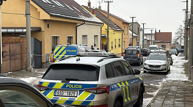 Hádka, pak vzal nůž. Z ubodání ženy na Kladensku policisté obvinili jejího manžela