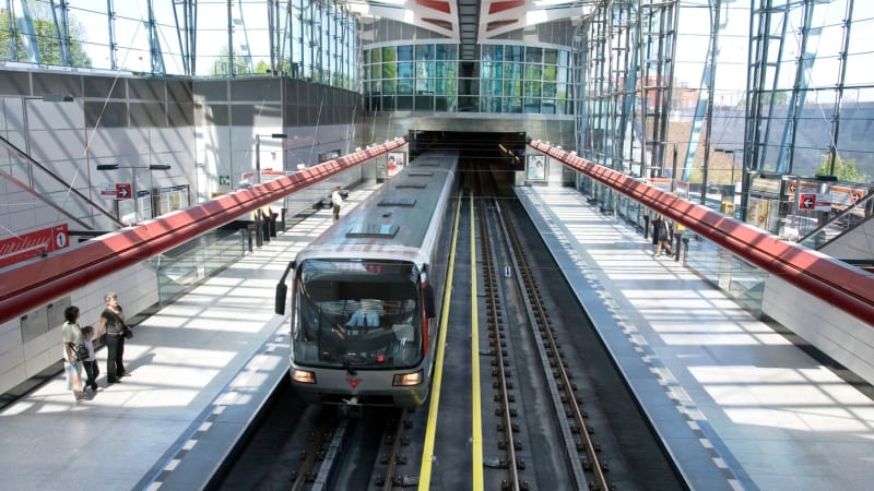 Ochromené pražské metro: Celá linka C desítky minut stála, v akci byly záchranné složky