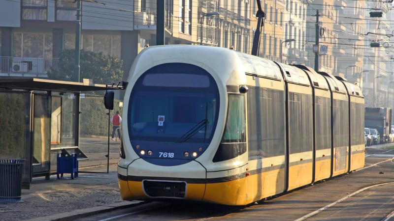 Tramvaj vletěla do výlohy, jeden člověk zemřel. Bylo to jako zemětřesení, líčí svědek z Milána