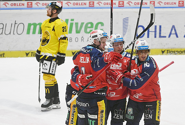 Pardubice mají jistý triumf v základní části. V boji o čtyřku uspěly i Sparta s Hradcem